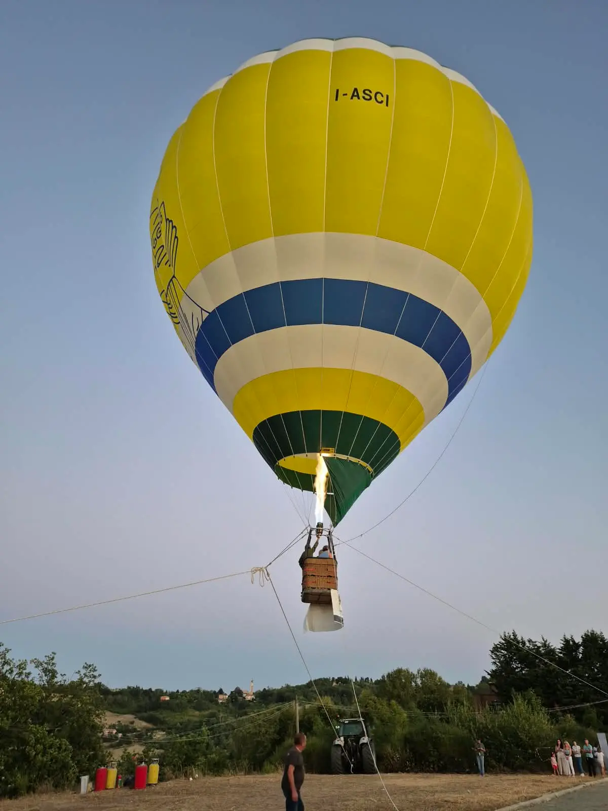 Mongolfiera gialla Dream Balloons in volo al tramonto sopra la Valmarecchia